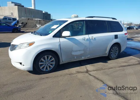 2013 Toyota Sienna Xle 7 Passenger z USA, uszkodzony, nr VIN 5TDDK3DC8DS063478